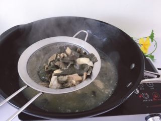 3、羊杂火锅养生暖胃,煮开后将羊杂捞出，沥干水分，放入碗中