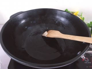 4、羊杂火锅养生暖胃,锅洗干净，干烧热加入猪油