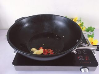 5、羊杂火锅养生暖胃,将切好的生姜片放入，红尖椒放入爆香