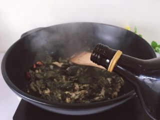 7、羊杂火锅养生暖胃,加入适量的料酒