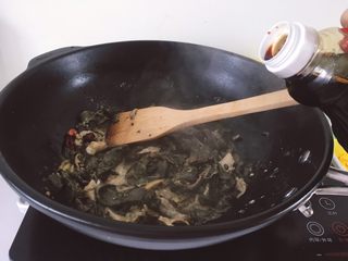 8、羊杂火锅养生暖胃,加入适量的生抽