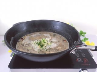 11、羊杂火锅养生暖胃,煮开后，小火慢煮，25分钟，加入大葱，葱花