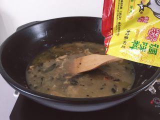 9、羊杂火锅养生暖胃,加入一碗水，加入适量的鸡精