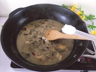 10、羊杂火锅养生暖胃,加入一勺盐