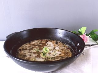 12、羊杂火锅养生暖胃,关火即可。喜欢蔬菜的可以加入自己喜欢的青菜