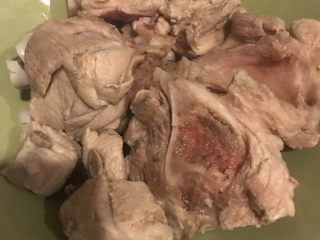 1、海椰皇止咳大骨汤,筒骨焯水备用