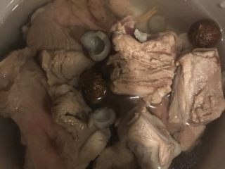 3、海椰皇止咳大骨汤,食材放入炖锅➕适量水，姜片料酒加入炖2小时即可食用