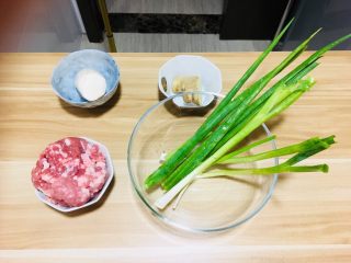 1、仪式感的宴席菜-莲花翡翠卷,因为馅料需要腌制,所以要先做