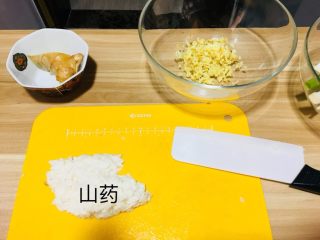 2、仪式感的宴席菜-莲花翡翠卷,放山药的作用是让肉会抱团,而且吃起来的感觉脆脆的,口感特别好,有解腻的效果