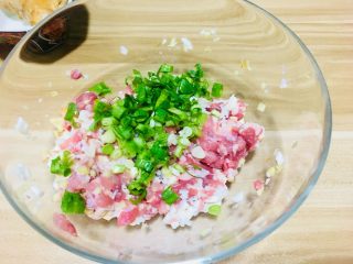 3、仪式感的宴席菜-莲花翡翠卷,葱花,爱吃的人可以多,不爱吃的人就可以少放