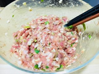 4、仪式感的宴席菜-莲花翡翠卷, 将所有的食材放在碗里,放入蚝油,五香粉,生抽,料酒画圆圈一个方向搅拌,之前有教过,拌馅料的时候一定要一个方向, 这样出来的肉馅才好吃,不容易散