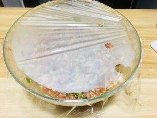 5、仪式感的宴席菜-莲花翡翠卷,盖上保鲜膜,放到冰箱里,就可以开始坐莲花