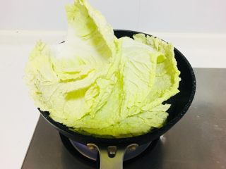 7、仪式感的宴席菜-莲花翡翠卷,把白菜叶用开水烫软