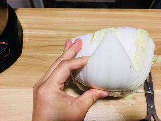 11、仪式感的宴席菜-莲花翡翠卷,白菜的根部是一层一层的,所以我们只要每片叶子剪成三角形,就可以