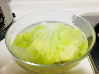 9、仪式感的宴席菜-莲花翡翠卷,再捞出放入凉水中