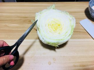 10、仪式感的宴席菜-莲花翡翠卷,接下来我们来做莲花,需要一把剪刀