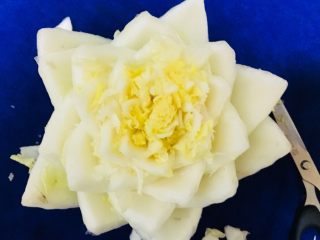 13、仪式感的宴席菜-莲花翡翠卷,到了中间花心的部分,可能不会剪的那么细致, 但只要保证花心的部分都是尖尖的就可以