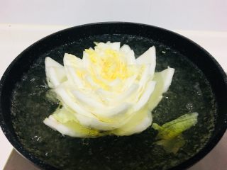 15、仪式感的宴席菜-莲花翡翠卷,这个时候把他丢到热水里面,烫软就行,千万不要时间太长,如果时间太长,花就太软了,支撑不起来