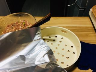 17、仪式感的宴席菜-莲花翡翠卷,特别不喜欢蒸煮东西的时候,厨房到处都是水蒸汽,所以我选择用电饭锅来蒸这个白菜卷,因为后面涉及到摆盘,你先用锡纸包住蒸笼