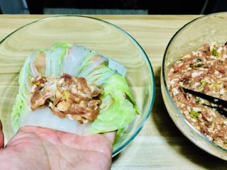 19、仪式感的宴席菜-莲花翡翠卷, 找一篇烫软的叶子放入馅料