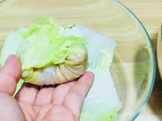 20、仪式感的宴席菜-莲花翡翠卷,从手的方向先卷一圈,再把两边的包进来