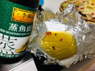 28、仪式感的宴席菜-莲花翡翠卷,先把新出锅的白菜卷放在盘子里,锡纸里的汤特别鲜????所以不要倒掉