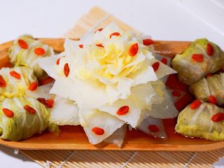 30、仪式感的宴席菜-莲花翡翠卷,个人觉得这个,莲花翡翠卷特别适合长形的盘子, 在这里还有一个小窍门,莲花一定要比盘子高,但是我们怎么能让盘子高一点呢?可以在莲花的底座位置,放一个小围碟,这样就能托起这朵花,显得比较有层次