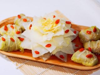 31、仪式感的宴席菜-莲花翡翠卷,我这个盘子有点小,能放六个卷,大盘子的话就可以放八个到十个