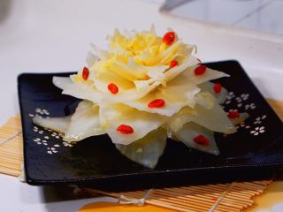 32、仪式感的宴席菜-莲花翡翠卷,放在正方形的盘子,黑色的或者深色的会特别突显这朵花