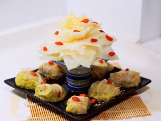 34、仪式感的宴席菜-莲花翡翠卷, 还有一种高脚盘,这种盘子底下就可以多放一点