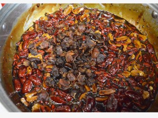 4、手工阿胶糕,加入辅料（桂圆、枸杞）