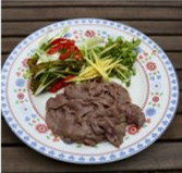 1、蒜香酸辣猪腰,猪腰处理干净，切片，用白酒抓下