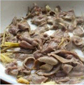 3、蒜香酸辣猪腰,锅子烧温热，放入茶油，蒜拍破，煎香