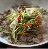 4、蒜香酸辣猪腰,放入姜丝和猪腰，炒变色，加入少许盐