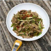 5、蒜香酸辣猪腰,放入蒜段，泡椒丝，炒匀了，放入少许生抽，白胡椒就可以出锅了，简单吧。