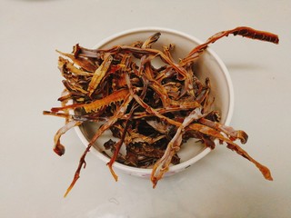 1、家乡菜+笋干筒骨汤,取出笋干提前洗净泡一夜