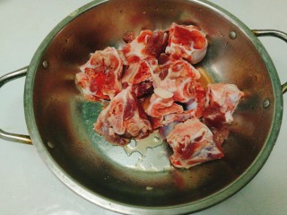 2、家乡菜+笋干筒骨汤,骨头解冻