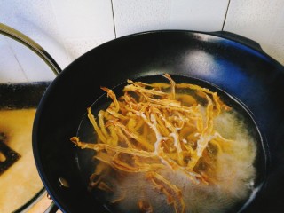 4、家乡菜+笋干筒骨汤,将泡好的笋干，放沸水里煮20分钟