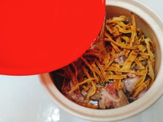 9、家乡菜+笋干筒骨汤,注入清水