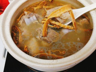 16、家乡菜+笋干筒骨汤,煲好的，汤汁浓郁，笋香与骨头完美结合