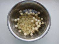 1、拔丝莲子,莲子提用冷水泡至膨大。