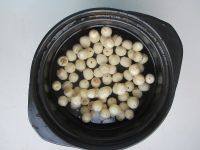 2、拔丝莲子,放入锅中，大火烧开后转中火煮约20分钟的时间。