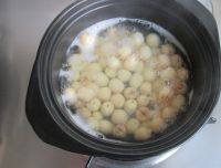 3、拔丝莲子,煮至莲子整体变得绵软后捞出。