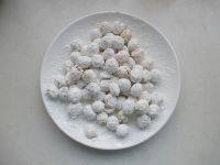5、拔丝莲子,再洒上一大勺淀粉，再次晃动盘子，使其将莲子包裹。