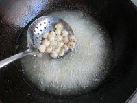 6、拔丝莲子,锅中油烧至七成热，将莲子放在油中，炸成表面金黄色捞出沥油。