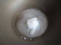 7、拔丝莲子,另起锅，在锅中放在一大勺水和糖。