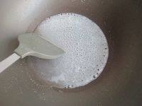 8、拔丝莲子,保持大火，不停的搅动，使糖与水完全溶合。