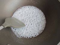 9、拔丝莲子,不停的搅动，这时，锅中的糖水是大泡的状态。