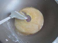 11、拔丝莲子,小泡也慢慢变少，这时，糖色开始显示出淡淡的金黄色。