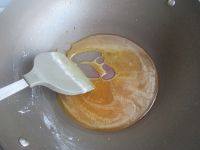 12、拔丝莲子,转成最小火，不停的搅动，这时，糖色变成棕黄色，用铲子铲起糖汁，从高处滴下，已可见有拉丝状态。